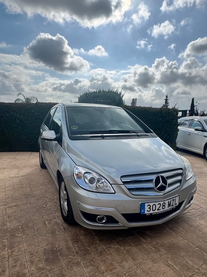 Front view of Mercedes-Benz B 180 CDI