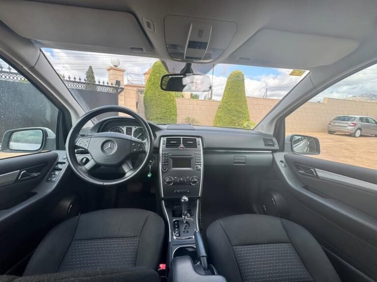 Side view of Mercedes-Benz B 180 CDI